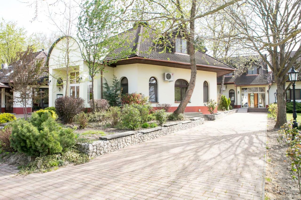 Hotel Fortuna Dávod Exterior photo