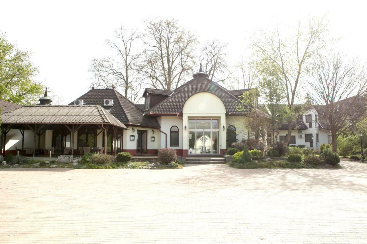 Hotel Fortuna Dávod Exterior photo